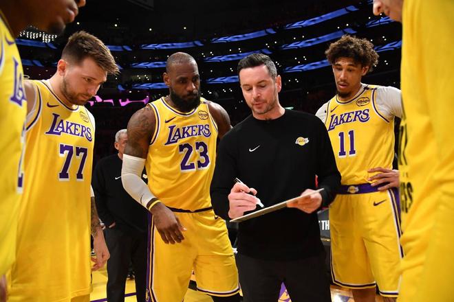 效率王成防守漏勺？湖人+22.2的数据不会说谎，首发变阵已有答案