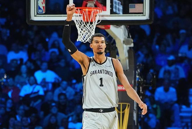 超强统治力,文班复出替补登场20分钟轻取22分9板&正负值+21