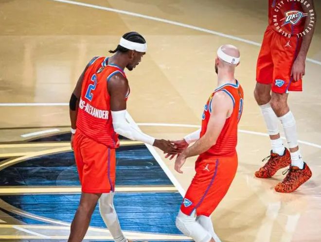 爆冷！马刺终结雷霆16连胜，文班亚马22+9，一战可以看清四个事实...