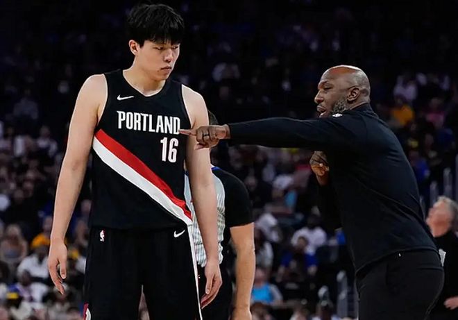 勇士双杀开拓者！库里13中12，杨瀚森制造惊喜，比卢普斯把话挑明...