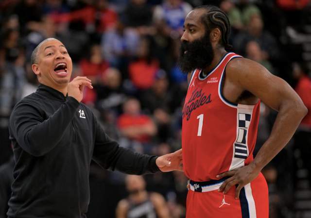 快船又一矛盾曝光!泰倫盧暫停布置戰(zhàn)術(shù),哈登坐一旁冷眼旁觀