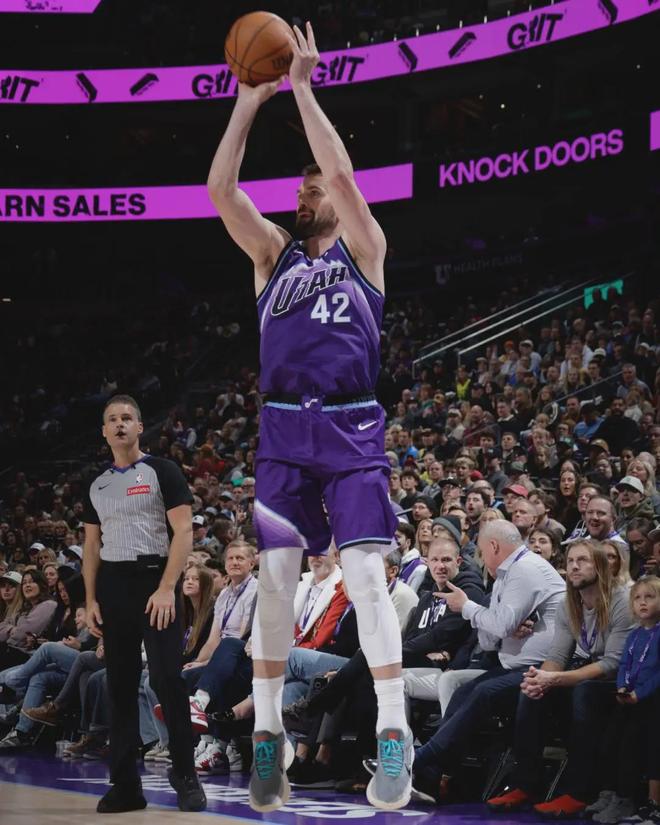 37岁内线！狂揽16分16板！湖人真的需要他