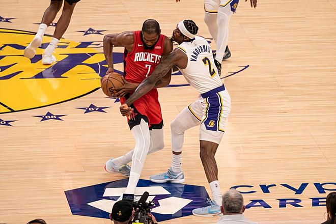 防守大闸甚至都找到三分手感了，结果湖人还是遭遇了一场惨败？