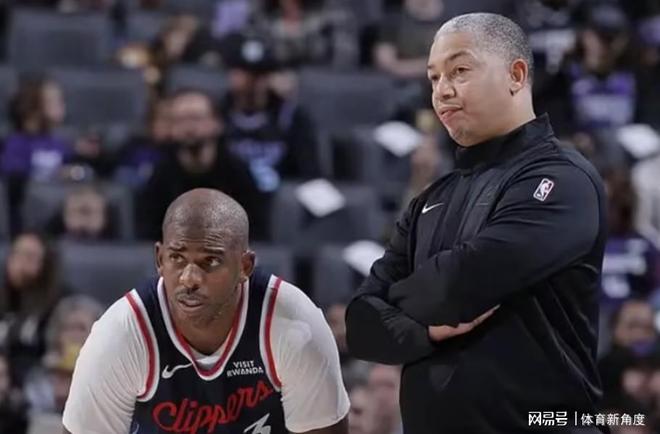 快船“黑色幽默日”：困機(jī)場6小時(shí)，隊(duì)友半夜驚聞保羅“被開”