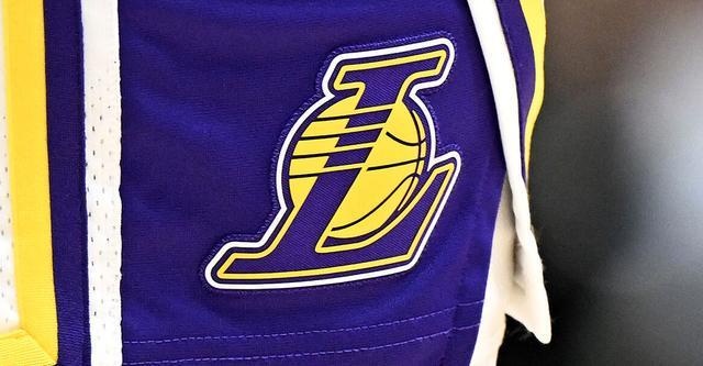 NBA董事会正式批准马克·沃尔特收购湖人的交易...