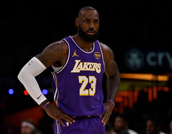 勇士快船全崩了!詹姆斯第五冠真有戏了,湖人该交易一人补强吗?