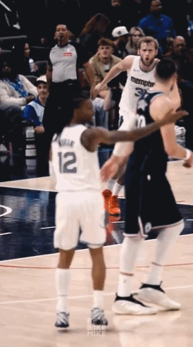 瘾又来了?莫兰特对快船进球后再做比枪动作,但及时“压枪”