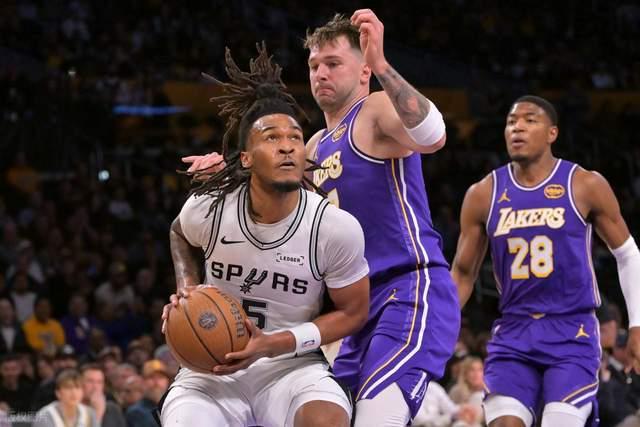 7人上双掀翻湖人!新星30+10+6对飙东契奇,詹姆斯19+15难救主