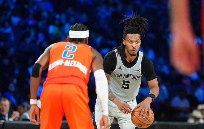 轰22分+限制亚历山大!马刺21岁新星崛起,名嘴:未来会成超巨