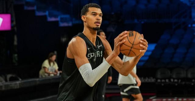 米奇:文班明日上场时间受限 他从受伤第一天起就积极推动复出