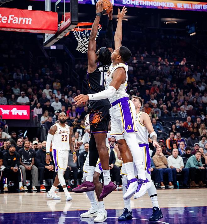 东詹半场11失误,布克10+1+2,湖人62-62太阳!