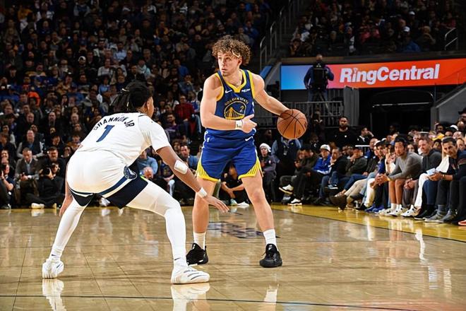 持球进攻能力有限,勇士对于后场新星的使用存在着明显的问题?