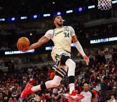 字母复出砸场联合中心 垃圾时间大风车扣篮引冲突