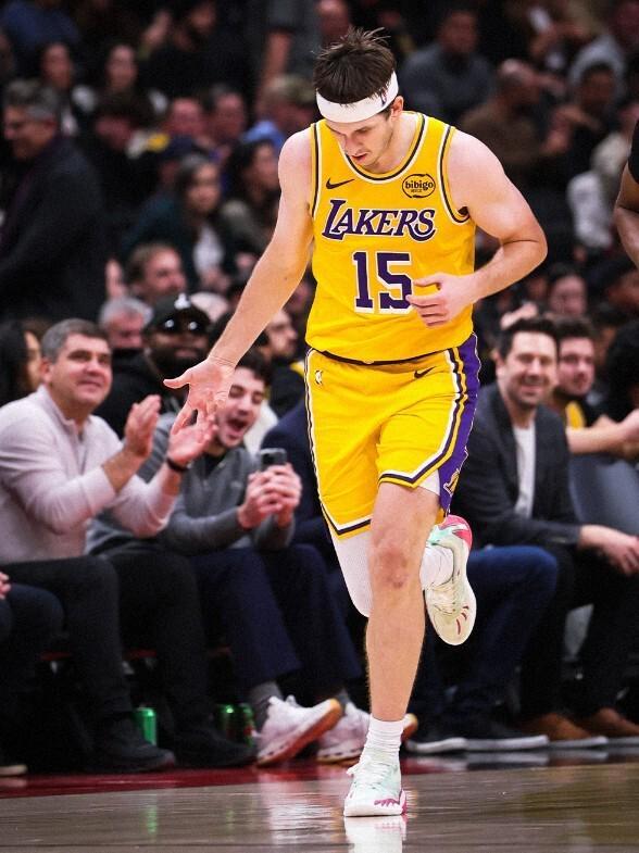 123-120！里夫斯44+11，詹姆斯连续上双纪录终结，湖人绝杀猛龙...