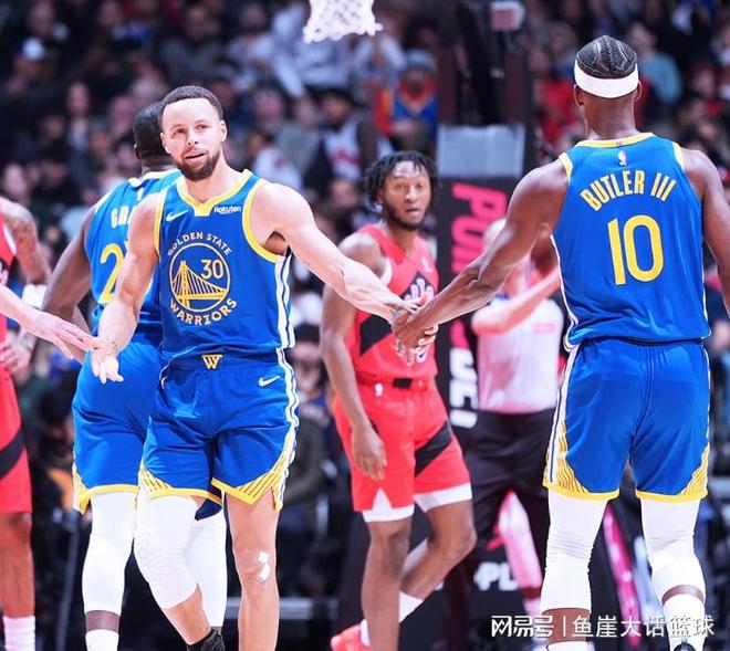 勇士被逆转!库里39+4犯大错,巴恩斯23+25巴特勒19+6,格林尽力