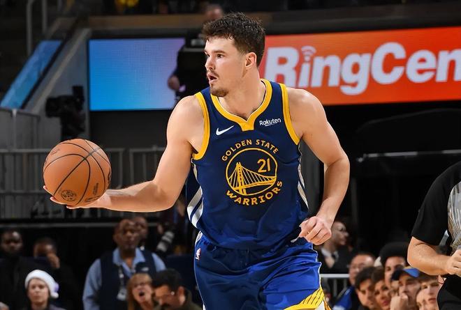 状态其实还算不错，但这次勇士却没有给内线新星更多的出场时间？...