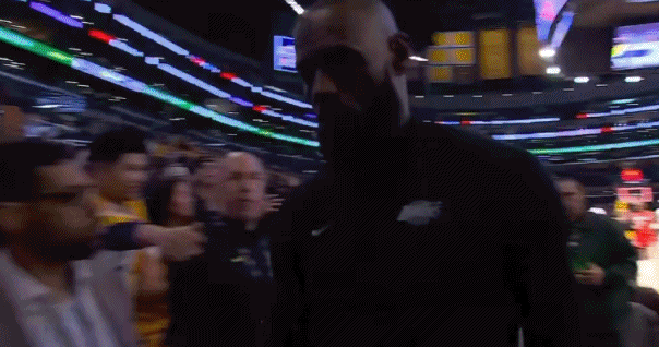 心态全崩！拒绝采访+雷迪克怒喷球员，湖人啊，交易潮要来了