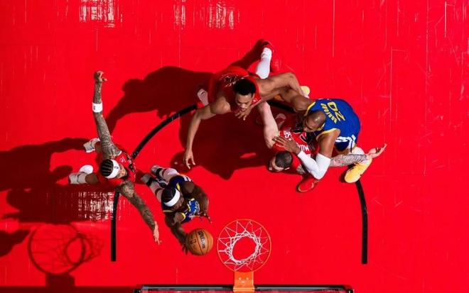 一人抢爆勇士内线，从借钱吃饭的穷困高中生到亿万富翁！