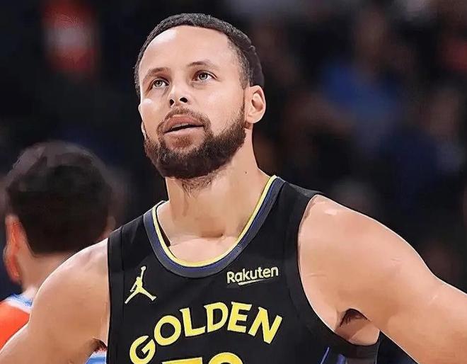 库里右大腿股四头肌挫伤,若是严重可能需要2-8周才能康复!