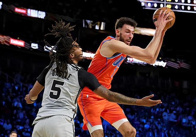 被文班亚马各种压制!雷霆内线新星的前景也是蒙上了一层阴影?