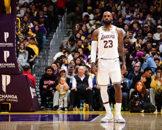 13中11轰24+5！41岁老詹在场净胜20分扫质疑 折叠背扣太精彩...