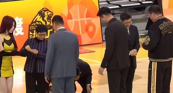 不给冠军面子?为王博颁戒指掉地上,楼明更衣室领奖,球迷:教条