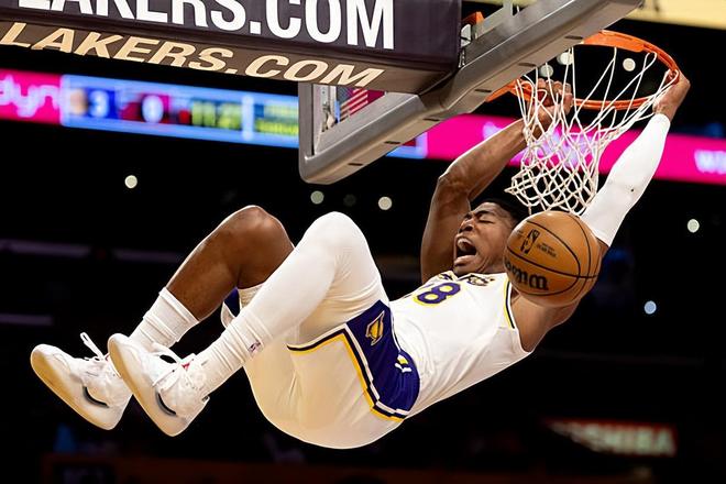 球權(quán)還是少了一些！湖人鋒線大將本可以在進(jìn)攻端制造更多的威脅？