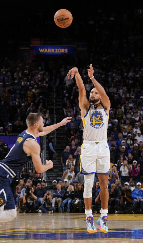 被38岁库里投爆!约基奇最怀念的,是上赛季12+12+16灭勇士的威少