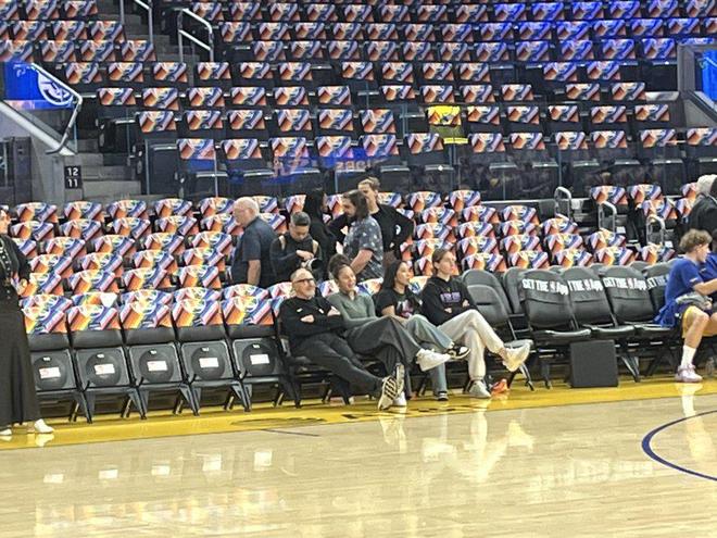 學經(jīng)驗！女武神主帥和隊員現(xiàn)身勇士主場，與勇士助教交流