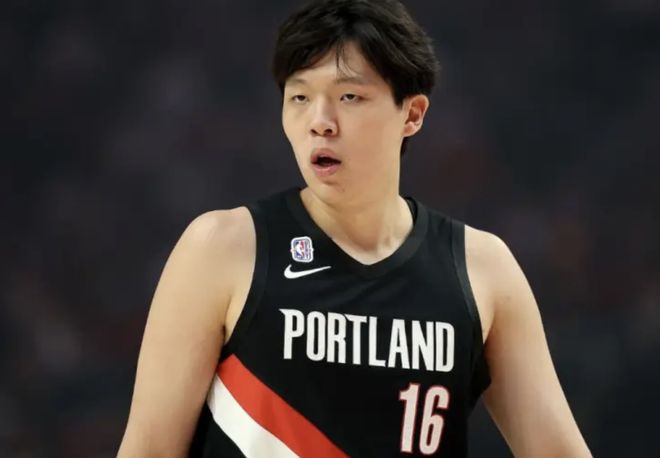44顺位小偷赢勇士，34顺位中锋成NBA命中率第一！杨瀚森看懂了吗...
