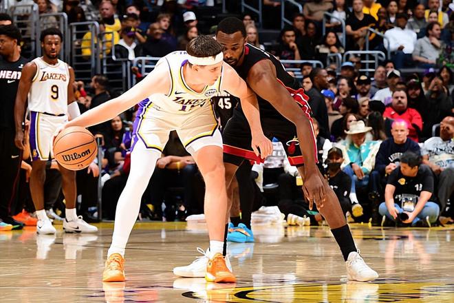 東契奇讓出一些球權(quán)給里夫斯后，湖人的進(jìn)攻也變得更加流暢了？