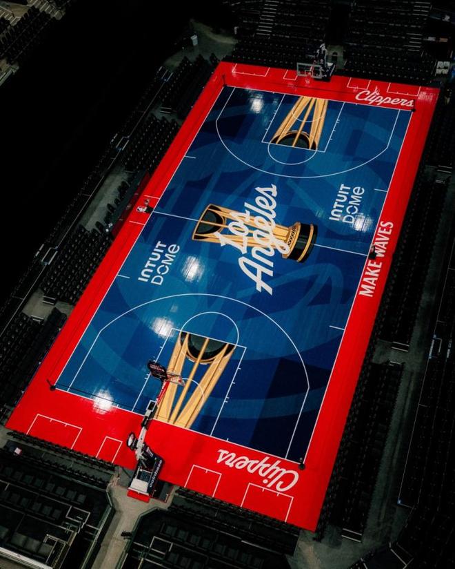 快船官方曬主場鋪設(shè)NBA杯地板：準(zhǔn)備好迎接明日的比賽了！