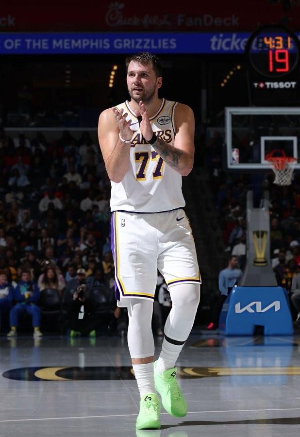 復出狀態(tài)火熱，東契奇27中14砍44分12板6助，三分15中6罰球13中10