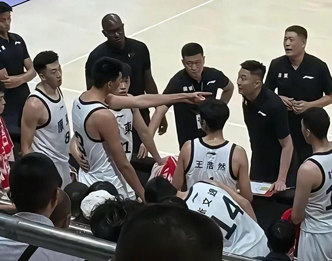 真相出爐！廣東22歲中鋒不滿杜鋒，3種行為失人心，球迷集體反水