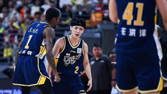 一场“不广东”的比赛！虽然赢了青岛，但是国内球员沦为边角料...