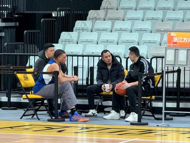 4分4分3分！外援索要高薪，如今什么也不是：沪蜜：太烂可以裁了