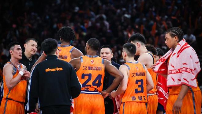 突然“断电”，上海男篮不敌卫冕冠军！开局不及预期，“大鲨鱼”还得磨