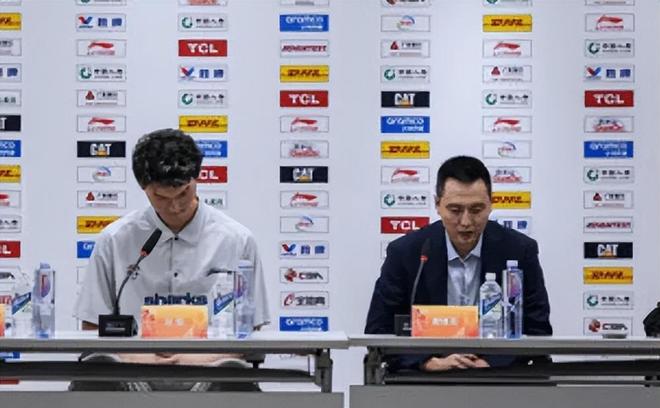 输广厦发布会！卢伟批防守+篮板+罚球问题，谈古德温洛夫顿兼容性