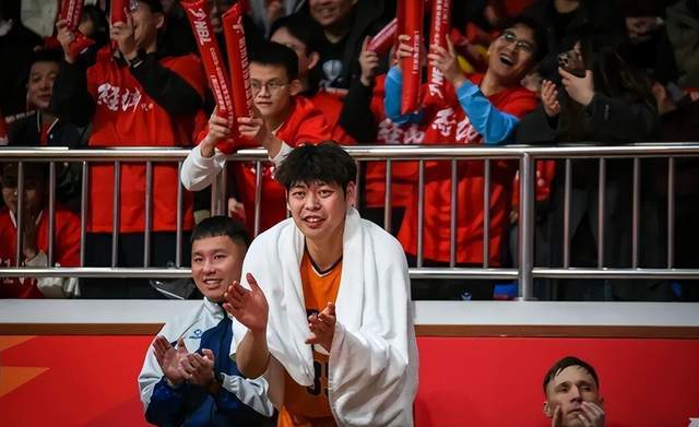 又一位山东大汉爆发了！时隔1年复出首秀砍27分9板，邱彪后悔吗？