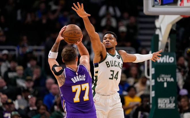 字母哥赛后举动引热议，淋过雨愿给别人撑伞，东字组合真有说法？...