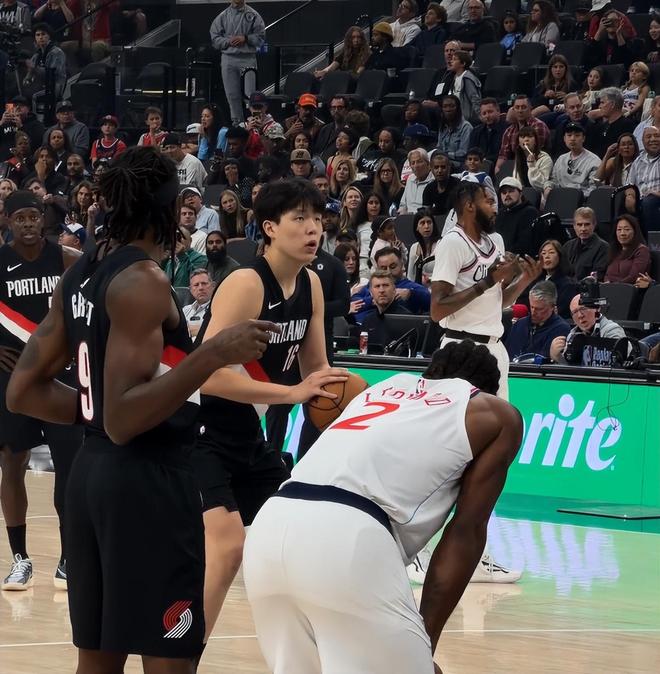 克林根伤退也不给小杨机会!斯帅严重迷信五小,开拓者遭快船逆转