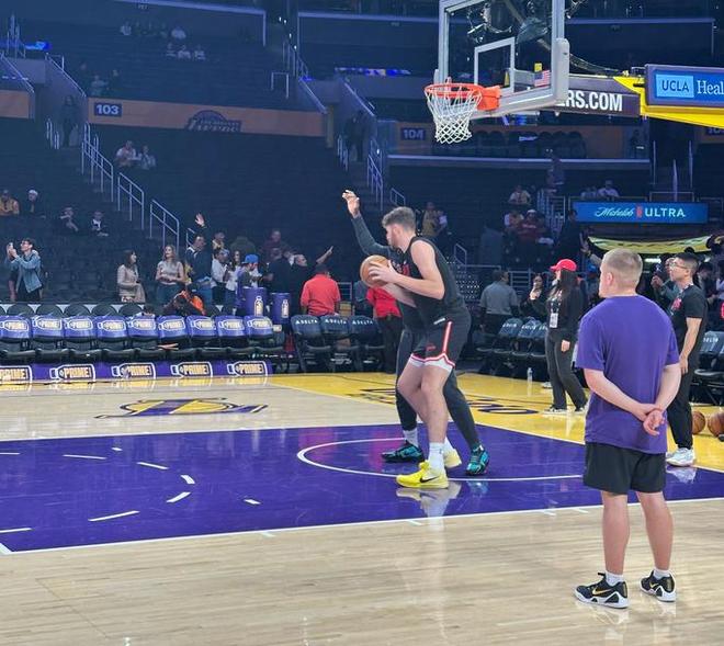 媒体人:克林根的脚踝伤病没有大碍,热身过程中表情也很轻松