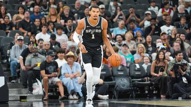 統(tǒng)治力,文班亞馬對陣猛龍的慢動(dòng)作運(yùn)球看起來不真實(shí)