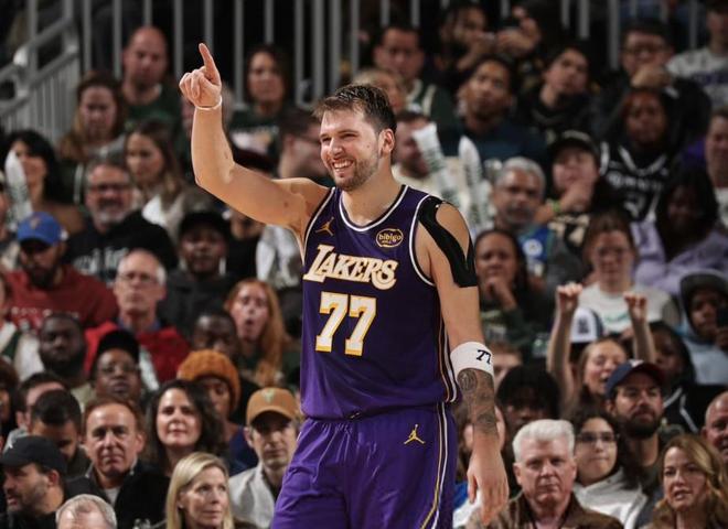 東契奇:大家彼此依靠拿下了勝利,我實在太累想趕緊回家休息