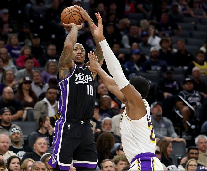 我的天!德罗赞得知里夫斯22罚苦笑,吐槽:湖人整晚都在罚球线排队!