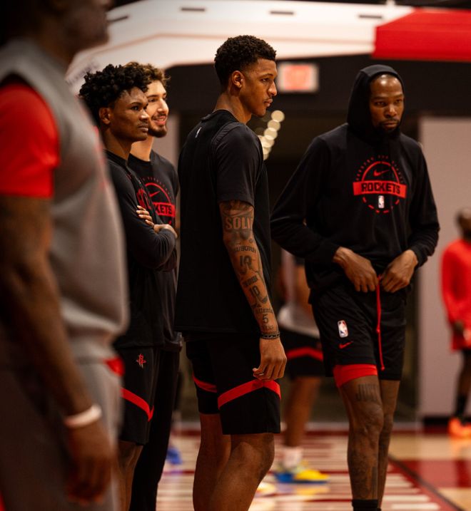 火箭众将表情凝重备战!乌帅DNP霍勒迪存争议 美媒预测战篮网首胜