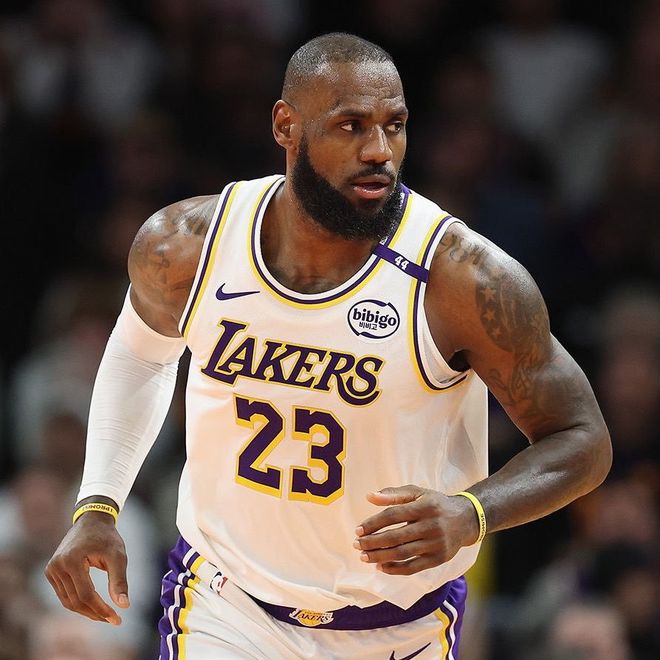 库里跟偶像詹姆斯做节目，忍不住要歌颂偶像詹姆斯！...