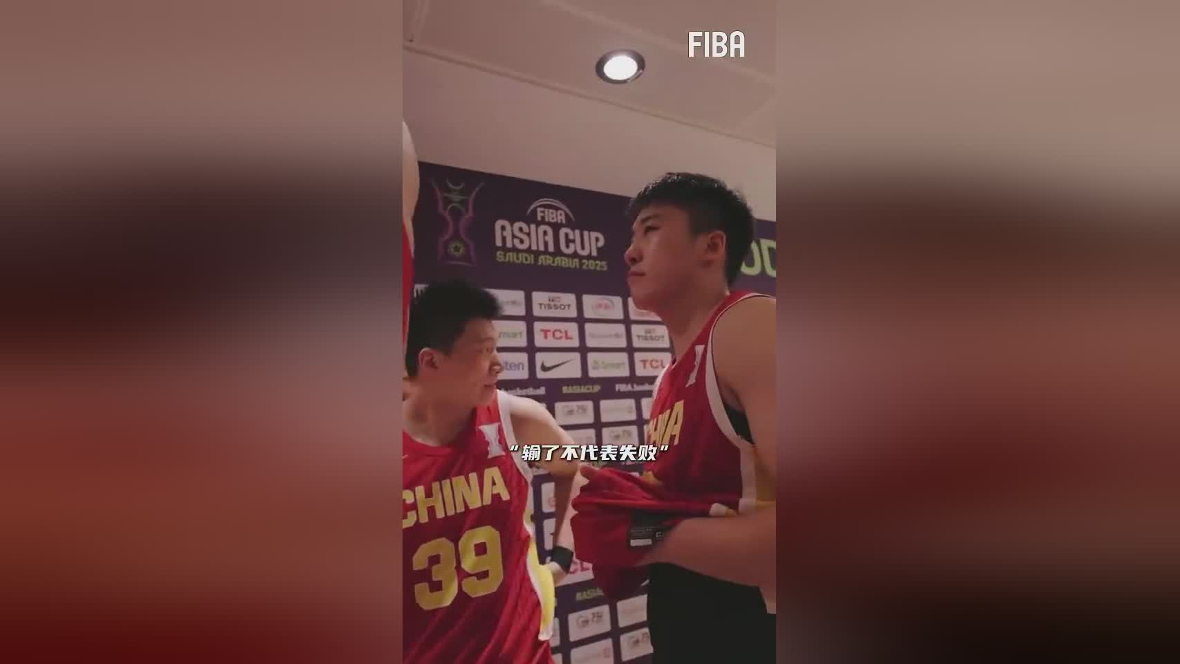 澳大利亚在通道里大喊庆祝 王俊杰回头望了一眼 满脸不甘...