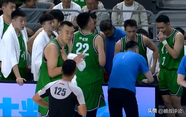 韩德君4中4独砍10+7燃尽一战!末节主动下场休息大口喝水引热议