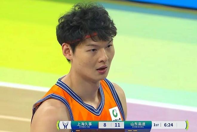 闖入決賽！上海男籃29分大勝山東，四外援兇猛，于德豪5分鐘5犯